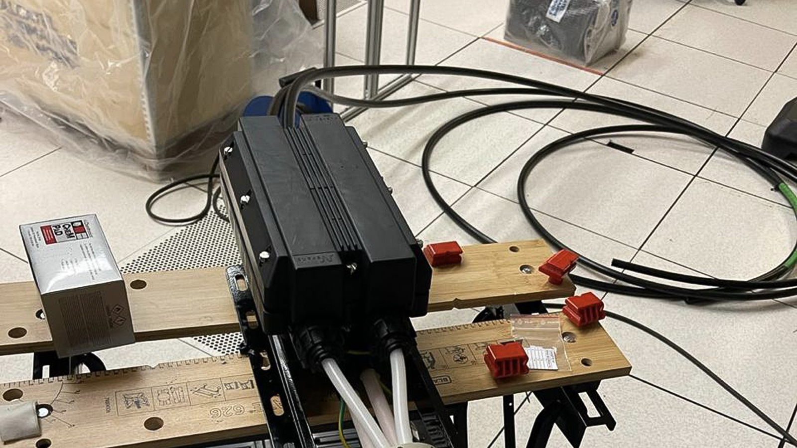 Equipo de fibra óptica preparado para pruebas en laboratorio