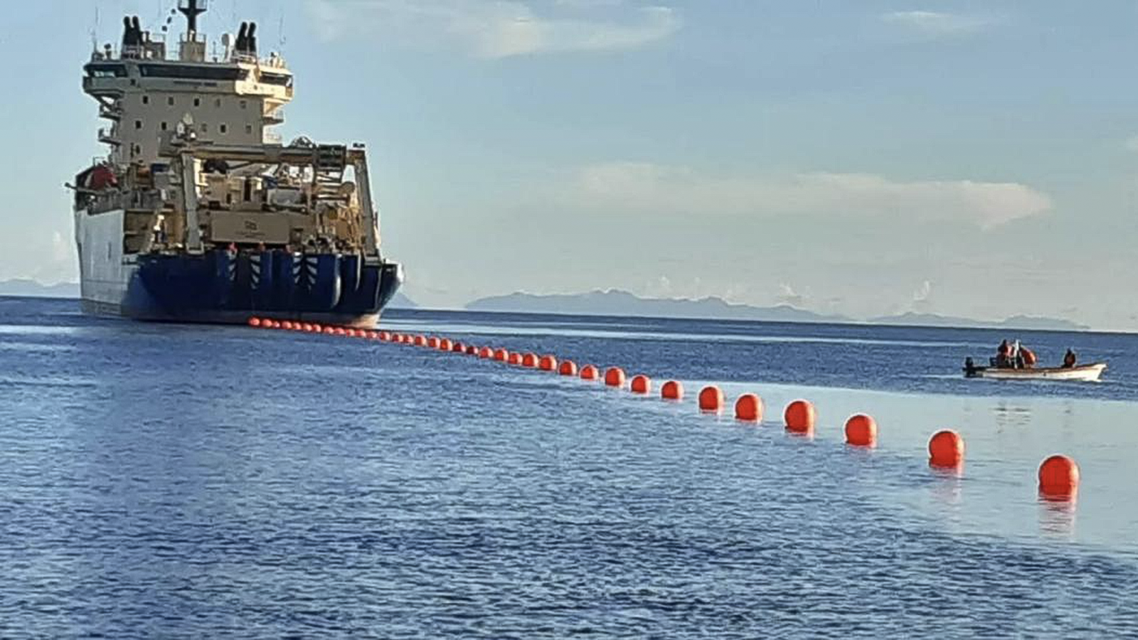 Buque cablero durante una operación de tendido submarino