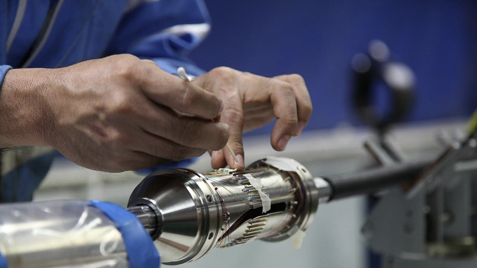 Técnico ensamblando un componente de cable submarino