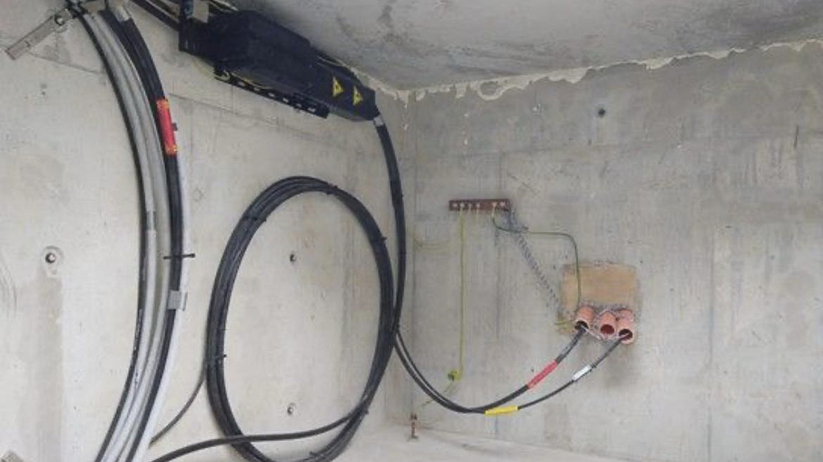 Cableado de fibra óptica instalado en una cámara técnica