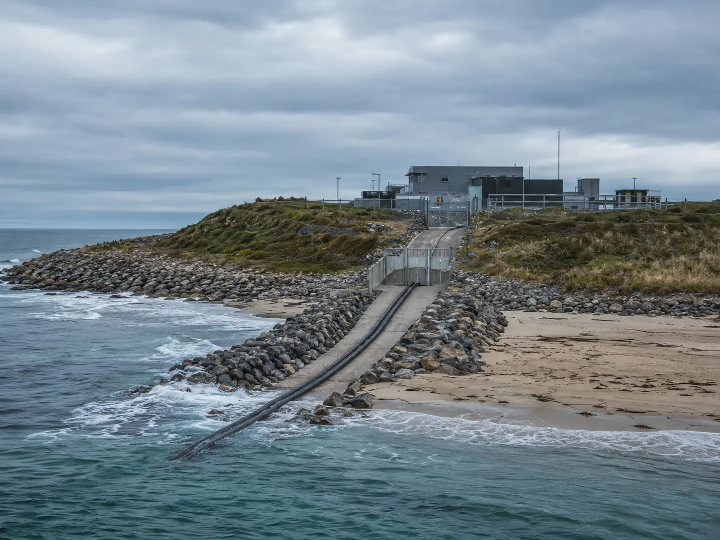 Estación y corredor costero para el amarre de un cable submarino